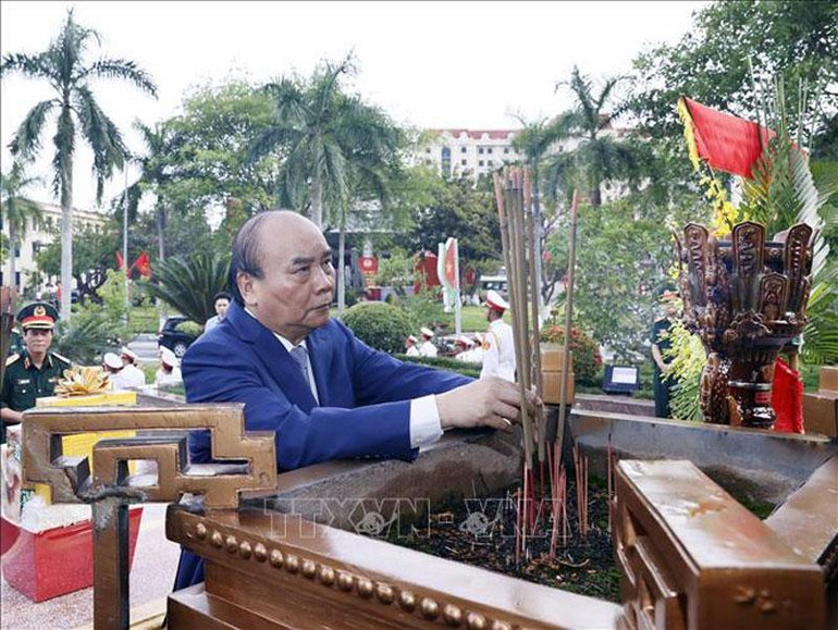 Chủ tịch nước Nguyễn Xuân Phúc cùng lãnh đạo Đảng, Nhà nước, TP Hải Phòng, Bộ Tư lệnh Quân khu 3, Bộ Tư lệnh Hải quân dâng hương tưởng nhớ Chủ tịch Hồ Chí Minh tại Bộ Tư lệnh Quân khu 3. Chủ tịch nước Nguyễn Xuân Phúc cùng lãnh đạo Đảng, Nhà nước, TP Hải Phòng, Bộ Tư lệnh Quân khu 3, Bộ Tư lệnh Hải quân dâng hương tưởng nhớ Chủ tịch Hồ Chí Minh tại Bộ Tư lệnh Quân khu 3.