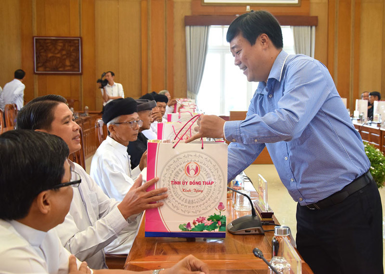 Bí thư Tỉnh ủy Đồng Tháp tặng quà cho các chức sắc, chức việc.