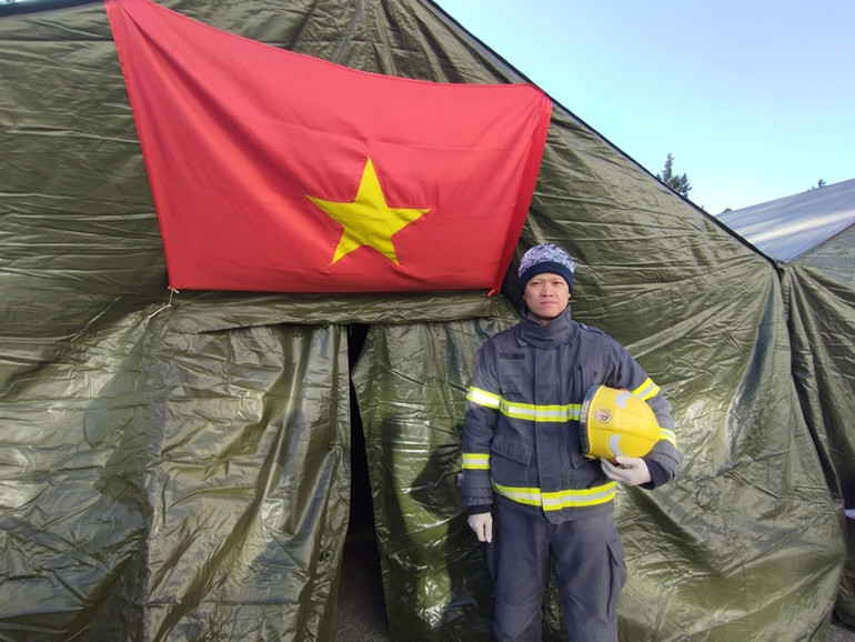 Đại úy Vũ Duy Hưng, đứng trước trại của đoàn cứu nạn, cứu hộ Công an Việt Nam.