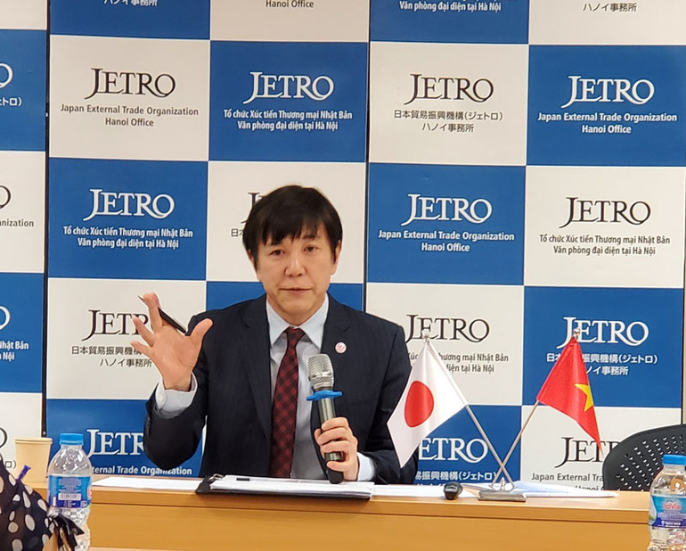 Ông Nakajima Takeo, Trưởng đại diện JETRO Hà Nội chủ trì họp báo.