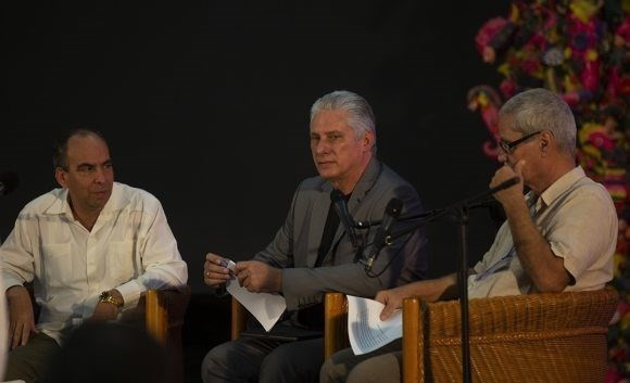 Chủ tịch Cuba Miguel Díaz-Canel tại một cuộc hội thảo trong khuôn khổ Cuộc gặp quốc tế lần thứ nhất các tạp chí, báo chí lý luận chính trị của các chính đảng, phong trào cánh tả, tiến bộ diễn ra tại La Habana. Chủ tịch Cuba Miguel Díaz-Canel tại một cuộc hội thảo trong khuôn khổ Cuộc gặp quốc tế lần thứ nhất các tạp chí, báo chí lý luận chính trị của các chính đảng, phong trào cánh tả, tiến bộ diễn ra tại La Habana.