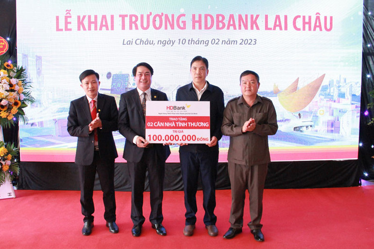 Đại diện HDBank trao tặng 2 căn nhà tình thương cho bà con có hoàn cảnh khó khăn tại địa phương.