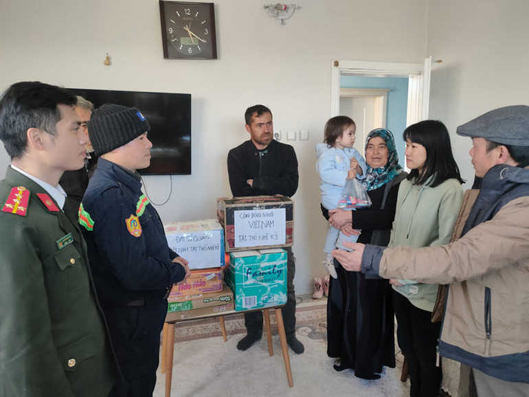 Đoàn Công an Việt Nam tổ chức thăm hỏi hai gia đình là công dân Việt Nam tại tỉnh Adiyaman.