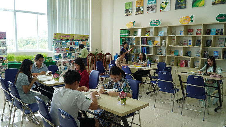 Bạn đọc trẻ tại phòng đọc chuyên đề nông nghiệp-du lịch, Thư viện tỉnh Đồng Tháp.