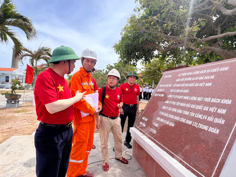 Cán bộ, kỹ sư, công nhận ngành điện miền nam khảo sát việc lắp đặt hệ thống năng lượng sạch trên đảo Song Tử Tây.