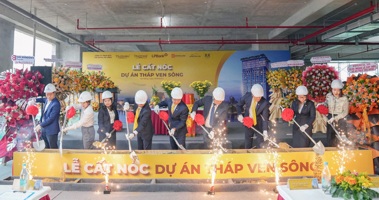 Đaị diện LPBank, Ông Hoàng Văn Phúc (ở giữa) - Phó Tổng Giám đốc, ông Phan Lê Khánh (thứ ba từ trái sang) - Trưởng đại diện Văn phòng khu vực, cùng đại diện các đối tác tham dự lễ cất nóc Tháp ven sông vào ngày 31/5. Đaị diện LPBank, Ông Hoàng Văn Phúc (ở giữa) - Phó Tổng Giám đốc, ông Phan Lê Khánh (thứ ba từ trái sang) - Trưởng đại diện Văn phòng khu vực, cùng đại diện các đối tác tham dự lễ cất nóc Tháp ven sông vào ngày 31/5.