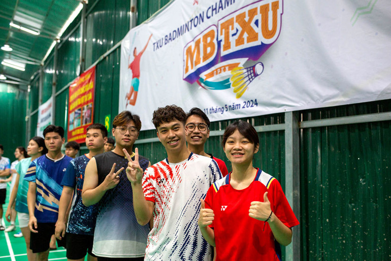 Thí sinh Phạm Việt Huy, tham gia hạng mục đánh đôi nam nữ cho biết: “Đến với giải đấu, mình cảm thấy hồi hộp và phấn khởi vì giải đấu sở hữu chất lượng chuyên môn cao, và được nhiều tay vợt trên khắp Hà Nội quan tâm. Điểm mình ấn tượng với giải đấu là khâu tổ chức rất chu đáo, nhiệt tình và chuyên nghiệp, luôn sẵn sàng hỗ trợ các vận động viên”. Thí sinh Phạm Việt Huy, tham gia hạng mục đánh đôi nam nữ cho biết: “Đến với giải đấu, mình cảm thấy hồi hộp và phấn khởi vì giải đấu sở hữu chất lượng chuyên môn cao, và được nhiều tay vợt trên khắp Hà Nội quan tâm. Điểm mình ấn tượng với giải đấu là khâu tổ chức rất chu đáo, nhiệt tình và chuyên nghiệp, luôn sẵn sàng hỗ trợ các vận động viên”.