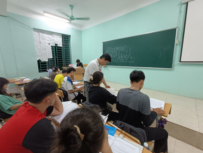 Ngoài hai buổi sáng, chiều, những ngày này các thầy cô giáo Trường phổ thông dân tộc nội trú trung học cơ sở Nậm Pồ còn hướng dẫn các em lớp 12 ôn luyện cả buổi tối để các em vững tin bước vào kỳ thi.