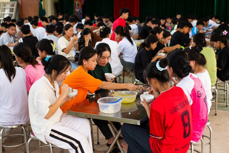 Từ nay đến khi kết thúc kỳ thi tốt nghiệp trung học phổ thông, các học sinh Trường Trung học phổ thông huyện Mường Nhé đều được các thầy, cô giáo nấu ăn cho các em và học tại trường; giúp các em có nhiều thời gian ôn luyện.