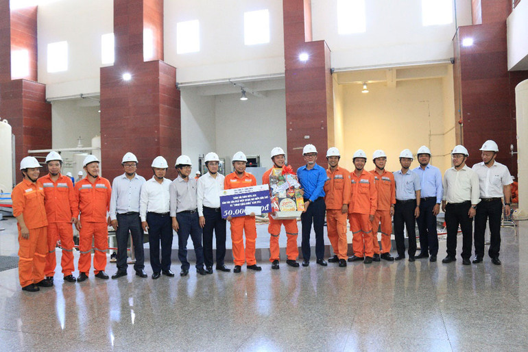 Lãnh đạo EVNGENCO3 tặng quà động viên người lao động Công ty Thủy điện Buôn Kuốp. Lãnh đạo EVNGENCO3 tặng quà động viên người lao động Công ty Thủy điện Buôn Kuốp.