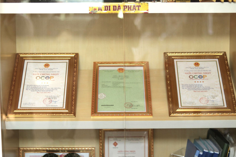 Chứng chỉ OCOP là minh chứng cho sự đóng góp và niềm say mê của gia đình chị Phương với nghề làm hương truyền thống.