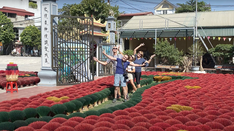 Du khách nước ngoài thích thú trước tạo hình bản đồ Việt Nam được làm bằng hàng trăm bó hương sắc màu tại làng Quảng Phú Cầu.