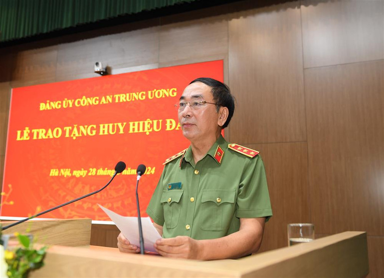 Thứ trưởng Trần Quốc Tỏ phát biểu chúc mừng đồng chí Bùi Văn Nam. (Ảnh: Bộ Công an)