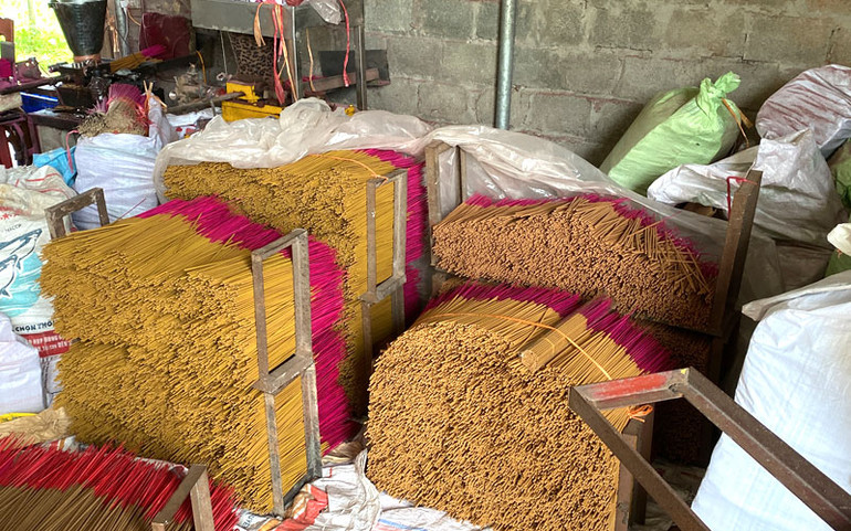 Từng chồng hương tăm tắp sẵn sàng để vận chuyển đến tay khách hàng.