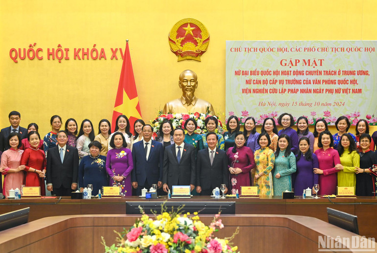 Chủ tịch Quốc hội Trần Thanh Mẫn, các Phó Chủ tịch Quốc hội với các đại biểu dự cuộc gặp mặt. (Ảnh: Duy Linh)