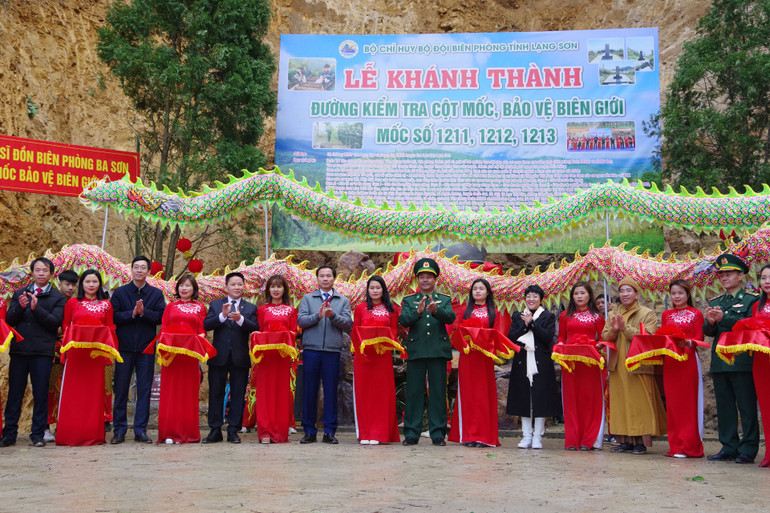 Cán bộ, chiến sĩ Đồn biên phòng Ba Sơn, huyện Cao Lộc (Lạng Sơn), cùng các cơ quan, đơn vị của tỉnh tổ chức khánh thành đường kiểm tra cột mốc, bảo vệ biên giới số 1211, 1212 và 1213. Cán bộ, chiến sĩ Đồn biên phòng Ba Sơn, huyện Cao Lộc (Lạng Sơn), cùng các cơ quan, đơn vị của tỉnh tổ chức khánh thành đường kiểm tra cột mốc, bảo vệ biên giới số 1211, 1212 và 1213.