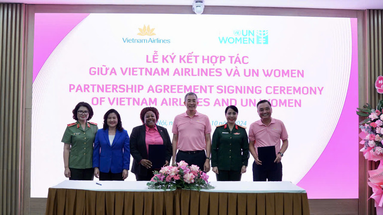 Vietnam Airlines ký kết thỏa thuận hợp tác, cam kết thúc đẩy bình đẳng giới tại Việt Nam. (Ảnh: VNA)
