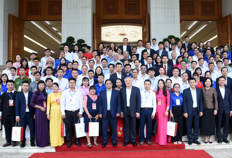 Thủ tướng Phạm Minh Chính và các đại biểu tham dự chương trình chào mừng Ngày Chuyển đổi số quốc gia.