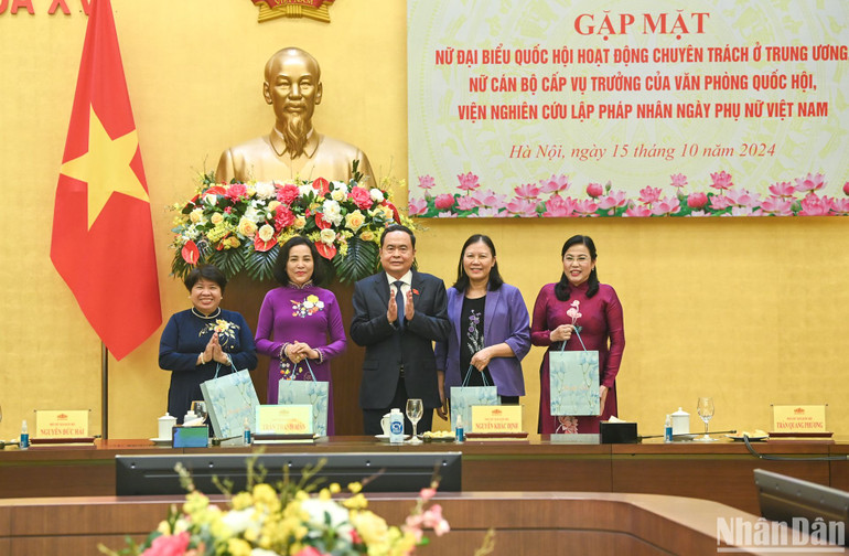 Chủ tịch Quốc hội Trần Thanh Mẫn tặng quà chúc mừng các nữ đại biểu Quốc hội. (Ảnh: Duy Linh)