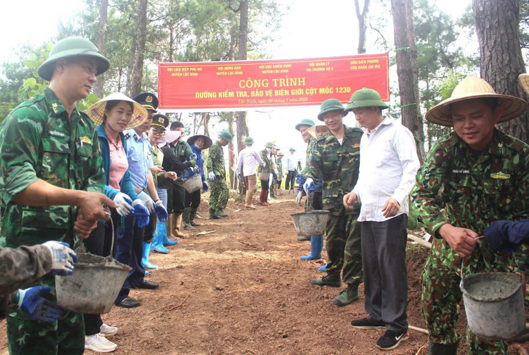 Cán bộ, chiến sĩ Đồn biên phòng Chi Ma, huyện Lộc Bình (Lạng Sơn), cùng các cán bộ, công chức các đơn vị của huyện tham gia xây dựng đường kiểm tra cột mốc, bảo vệ biên giới mốc 1230. Cán bộ, chiến sĩ Đồn biên phòng Chi Ma, huyện Lộc Bình (Lạng Sơn), cùng các cán bộ, công chức các đơn vị của huyện tham gia xây dựng đường kiểm tra cột mốc, bảo vệ biên giới mốc 1230.