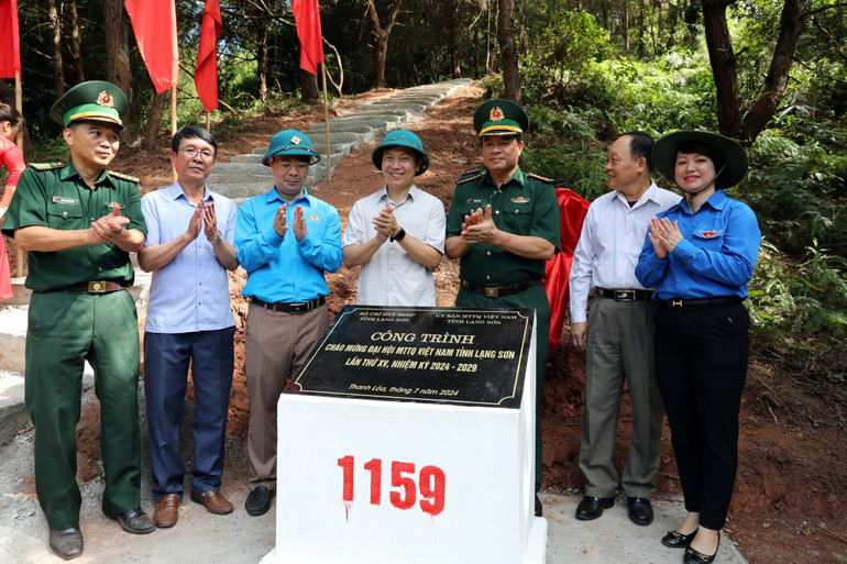 Lãnh đạo Ủy ban Mặt trận Tổ quốc tỉnh Lạng Sơn và Bộ Chỉ huy Bộ đội biên phòng tỉnh cắt băng khánh thành đường lên kiểm tra cột mốc, bảo vệ biên giới 1159. Lãnh đạo Ủy ban Mặt trận Tổ quốc tỉnh Lạng Sơn và Bộ Chỉ huy Bộ đội biên phòng tỉnh cắt băng khánh thành đường lên kiểm tra cột mốc, bảo vệ biên giới 1159.