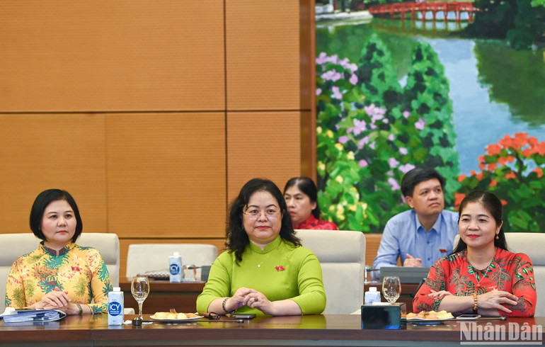 Các nữ đại biểu Quốc hội dự cuộc gặp mặt. (Ảnh: Duy Linh)
