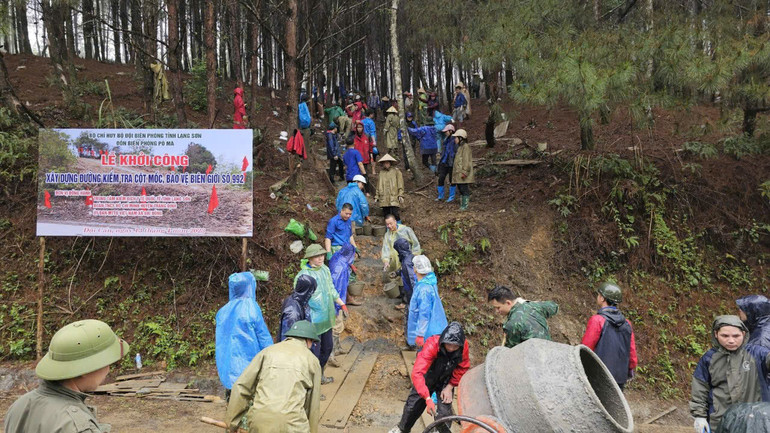 Cán bộ, chiến sĩ Đồn biên phòng Pò Mã, huyện Tràng Định (Lạng Sơn), cùng đoàn viên thanh niên huyện và bà con nhân dân xã Đại Đồng (Tràng Định), khởi công xây dựng đường kiểm tra cột mốc, bảo vệ biên giới số 992. Cán bộ, chiến sĩ Đồn biên phòng Pò Mã, huyện Tràng Định (Lạng Sơn), cùng đoàn viên thanh niên huyện và bà con nhân dân xã Đại Đồng (Tràng Định), khởi công xây dựng đường kiểm tra cột mốc, bảo vệ biên giới số 992.