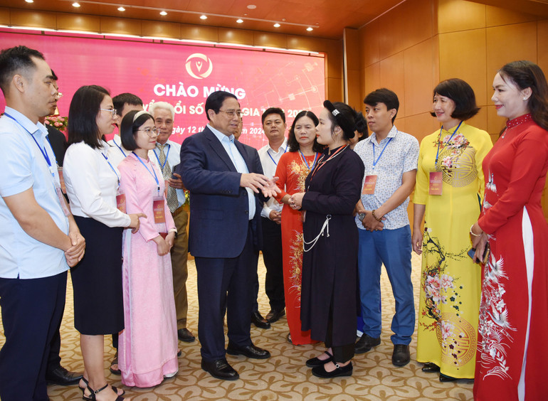 Thủ tướng Phạm Minh Chính với các đại biểu tại chương trình.