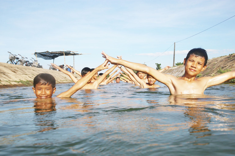 Học sinh chăm chú từng động tác hướng dẫn của thầy Nguyễn Viết Tước.