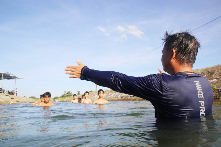 Học sinh chăm chú từng động tác hướng dẫn của thầy Nguyễn Viết Tước.