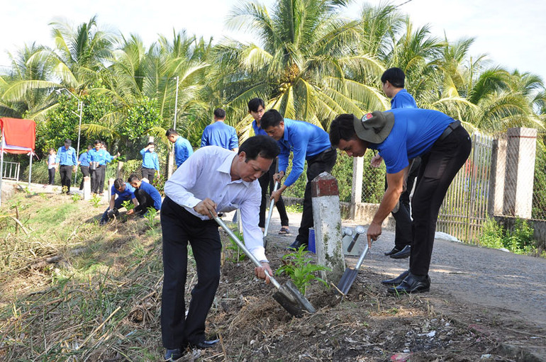 Trồng cây xanh sau Lễ ra quân tại xã Long Khánh, thị xã Cai Lậy (Tiền Giang).