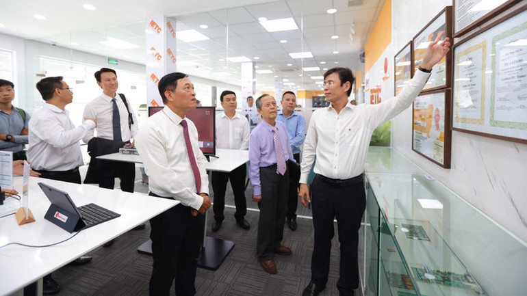 Thứ trưởng Khoa học và Công nghệ Trần Văn Tùng cùng các đại biểu tham quan Trung tâm Đào tạo điện tử quốc tế.