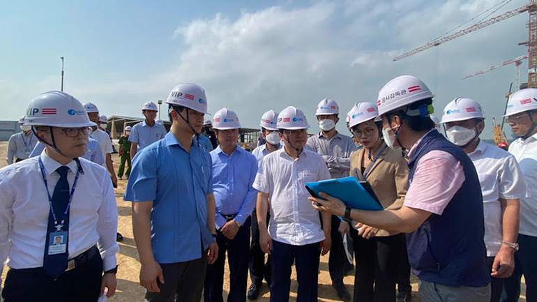 Kiểm tra tiến độ xây dựng nhà máy Amkor. Kiểm tra tiến độ xây dựng nhà máy Amkor.
