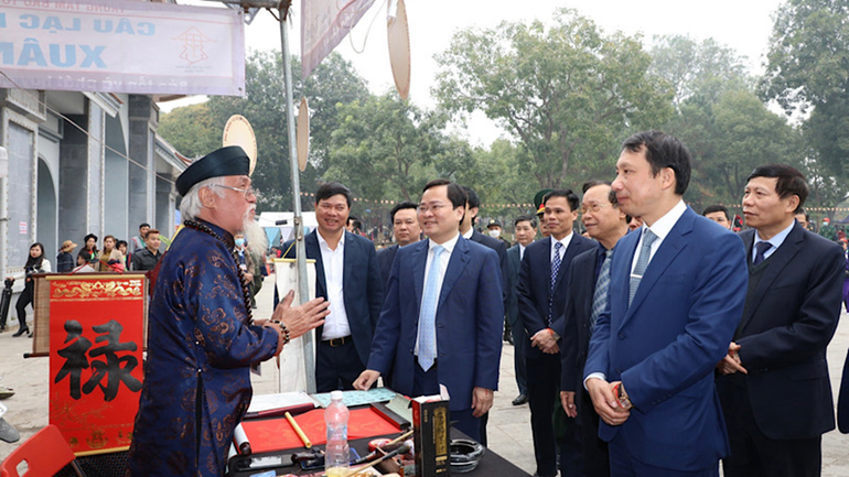 Bí thư Tỉnh ủy Bắc Ninh chung vui cùng người dân và du khách trong ngày hội Lim. Bí thư Tỉnh ủy Bắc Ninh chung vui cùng người dân và du khách trong ngày hội Lim.