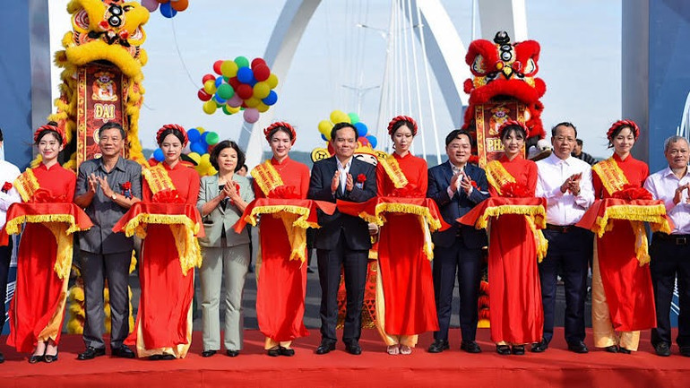 Phó Thủ tướng Chính phủ Trần Lưu Quang và lãnh đạo tỉnh Bắc Ninh cắt băng khánh thành cầu Kinh Dương Vương - dự án giao thông trọng điểm của tỉnh. Phó Thủ tướng Chính phủ Trần Lưu Quang và lãnh đạo tỉnh Bắc Ninh cắt băng khánh thành cầu Kinh Dương Vương - dự án giao thông trọng điểm của tỉnh.