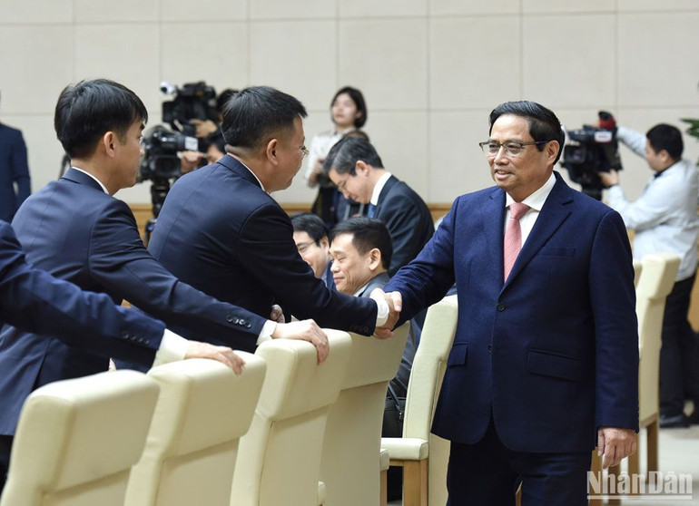 Thủ tướng Phạm Minh Chính với các cán bộ ngoại giao.