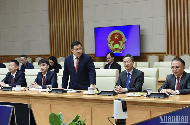 Đại diện cán bộ ngoại giao phát biểu.