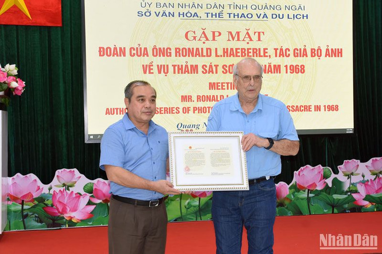 Lãnh đạo tỉnh Quảng Ngãi trao thư cảm ơn cho ông Ronald L.Haeberle tại buổi làm việc vào chiều 8/3.