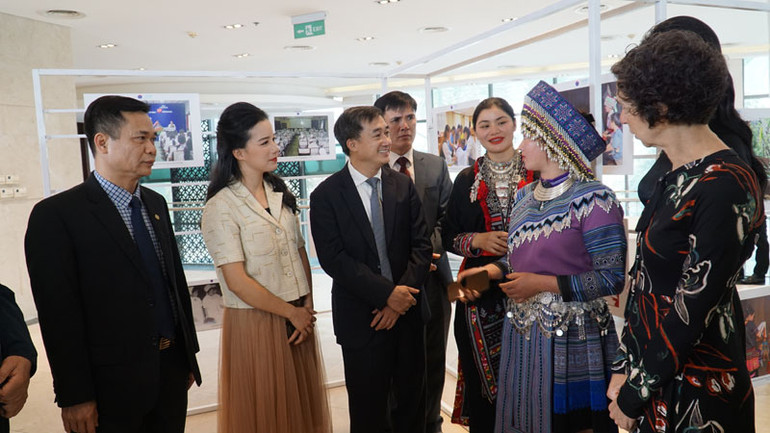 Các đại biểu chia sẻ thông tin bên lề hội nghị.