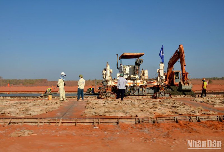Các đơn vị thi công một hạng mục của dự án sân bay Phan Thiết. Các đơn vị thi công một hạng mục của dự án sân bay Phan Thiết.