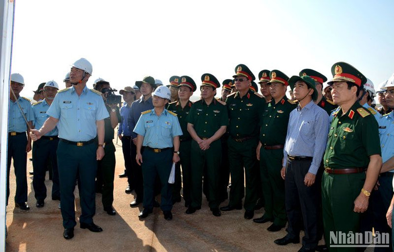 Đại diện Quân chủng Phòng không-Không quân báo cáo tổng quan dự án sân bay Phan Thiết. Đại diện Quân chủng Phòng không-Không quân báo cáo tổng quan dự án sân bay Phan Thiết.