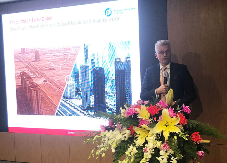 GS, TS Andreas Stoffers-Giám đốc quốc gia Quỹ Friedrich Naumann Foundation tại Việt Nam phát biểu tại hội thảo.