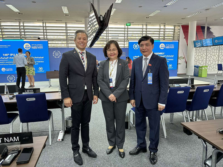 Tổng Thư ký Quốc hội Việt Nam Bùi Văn Cường gặp gỡ Tổng Thư ký Thái Lan và Tổng Thư ký Thượng viện Philippines.