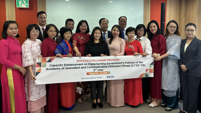 Đại diện KOICA, lãnh đạo Học viện Báo chí và Tuyên truyền cùng các học viên tham gia khóa tập huấn.