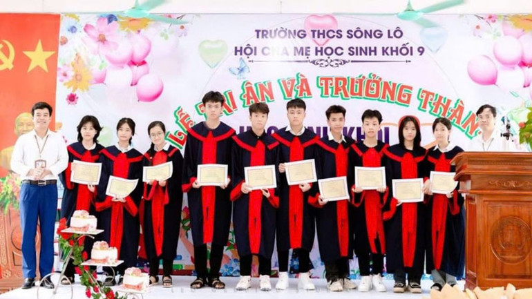 Học sinh xuất sắc khối lớp 9 Trường THCS Sông Lô được khen thưởng. Học sinh xuất sắc khối lớp 9 Trường THCS Sông Lô được khen thưởng.