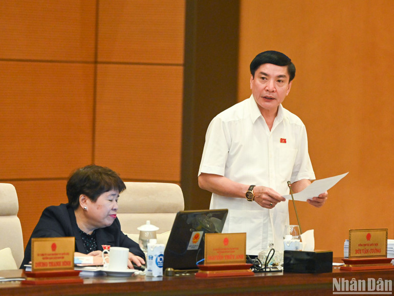 Tổng Thư ký, Chủ nhiệm Văn phòng Quốc hội Bùi Văn Cường phát biểu mở đầu phiên họp. Tổng Thư ký, Chủ nhiệm Văn phòng Quốc hội Bùi Văn Cường phát biểu mở đầu phiên họp.