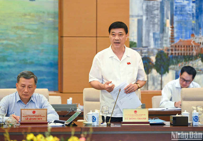 Chủ nhiệm Ủy ban Kinh tế Vũ Hồng Thanh phát biểu ý kiến tại phiên họp. Chủ nhiệm Ủy ban Kinh tế Vũ Hồng Thanh phát biểu ý kiến tại phiên họp.