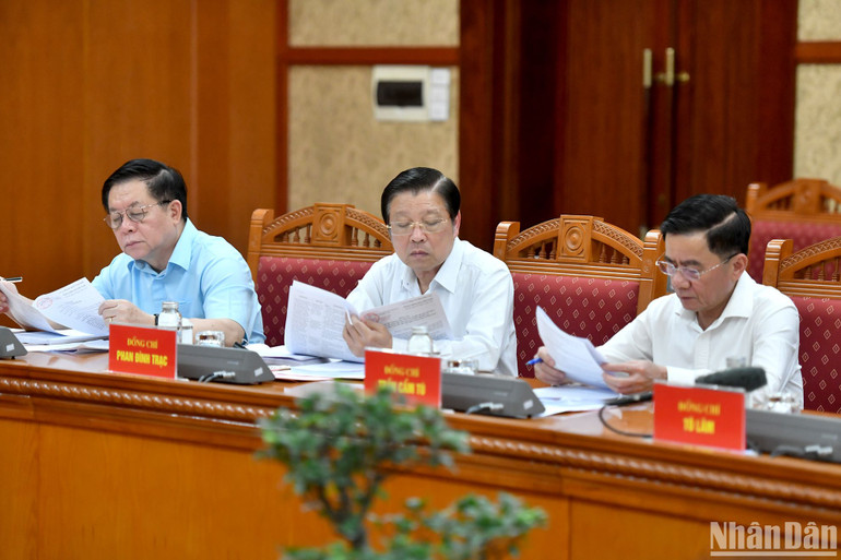 Các đồng chí lãnh đạo Đảng, Nhà nước tham dự cuộc họp.