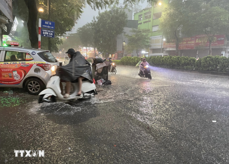 Mưa lớn gây ngập úng cục bộ trên phố Nguyễn Văn Cừ, quận Long Biên.