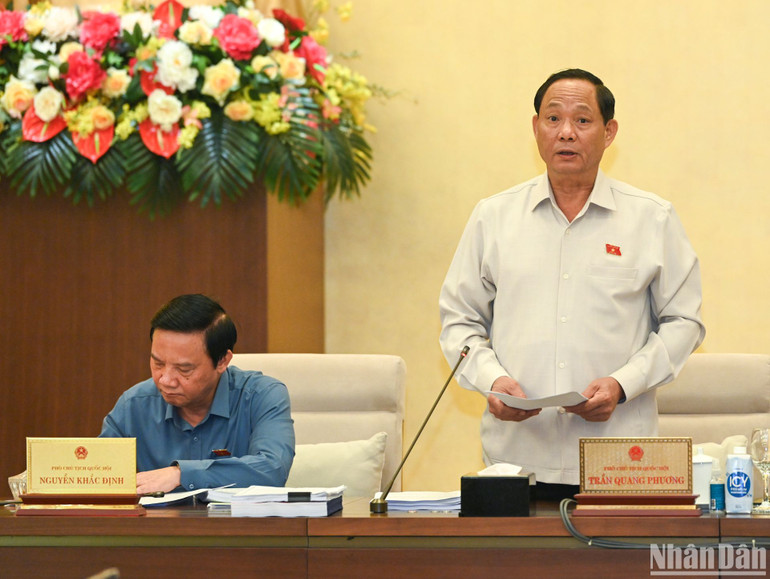 Phó Chủ tịch Quốc hội Trần Quang Phương điều hành nội dung cho ý kiến về dự thảo Luật Địa chất và khoáng sản. Phó Chủ tịch Quốc hội Trần Quang Phương điều hành nội dung cho ý kiến về dự thảo Luật Địa chất và khoáng sản.